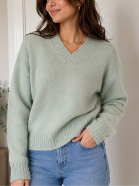 Theory Light Mint Green V-Neck Wool Pullover